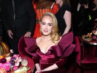 Speváčka Adele na Grammy zažiarila: V bordovej róbe Louis Vuitton patrila k najlepšie oblečeným dámam