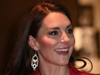 Kate v náušniciach od značky Chalk, ktoré vzdávajú hold Kráľovskej opere v Londýne