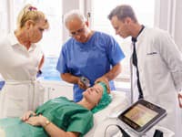 Lekári Envy Kliniky pri procedúre Morpheus8
