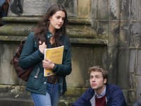 Meg Bellamy ako Kate Middleton a Ed McVey ako princ William