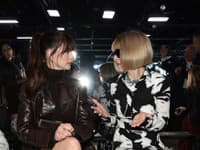 Anne Hathaway a Anna Wintour na módnej prehliadke v roku 2022