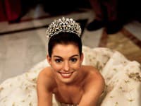 Anne Hathaway ako princezná Mia vo filme Denník princeznej