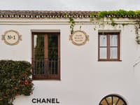 Pred letom CHANEL znovu otvoril dvere svojho priestranného butiku s rozlohou 160 metrov štvorcových v Marbella Club