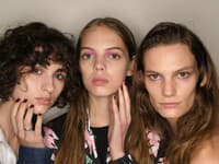 Najobľúbenejší make-up look všetkých čias: Nahé líčenie, ktoré sa môžete naučiť od TOP profesionálov
