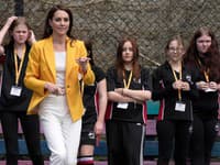 Podľa experta na reč tela práve žltá farba umožňuje Kate o niečo viac odhaliť svoju osobnosť. 