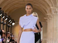 Crop top môže byť vkusný a elegantný 