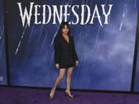 Dvadsaťročná herečka Jenna Ortega stvárnila Wednesday Addams v snímke na Netflixe