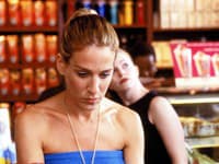 Do osobitného štýlu Carrie Bradshaw farebná manikúra nepatrila