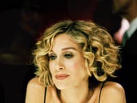 Do osobitného štýlu Carrie Bradshaw farebná manikúra nepatrila