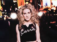 Do osobitného štýlu Carrie Bradshaw farebná manikúra nepatrila