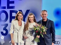 Hrdí rodičia s dcérou Vanessou, ktorá získala najlepšieho juniorského športovca roka na prestížnej súťaži Kráľ bielej stopy v Prahe