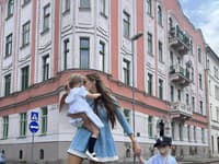 Mama dvojčiat predvádza sexi telo a jej ratolesti rozkošné stylingy