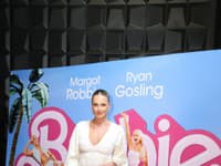 Podnikateľka Romana Škamlová zvolila do kina na premiéru filmu Barbie biele šaty, ktoré doplnila štýlovou kabelkou v pastelovej ružovej