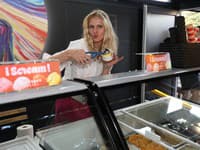 Topmodelka Alexandra Gachulincová sa zhostila úlohy zmrzlinárky
