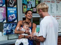 Ryan Gosling a Eva Mendes počas natáčania filmu Za borovicovým hájom, v ktorom hrali rodinu