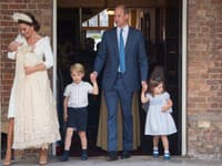 Kate v novonarodeným Louisom, veľa William, ktorý drží za ruku Georga a Charlotte
