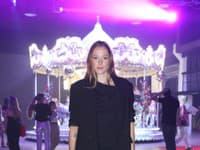 Speváčka Emma Drobná zvolila na tento večer asymetrické čierne mini šaty, cez ktoré prehodila sako