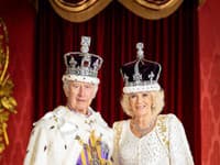 Kráľ Karol III. a kráľovná-manželka Kamila