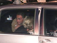 Lady Diana a Dodi Fayed v osudnú noc pred parížskym hotelom Ritz