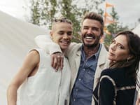 Romeo Beckham s rodičmi 