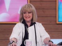 Žna, ktorá ho mala zasvätiť do tajov sexuálneho života bola Amanda Barrie