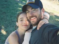 Chris Evans s Albou Baptistou