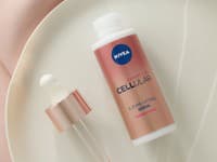 Sérum NIVEA Cellular Expert Lift obsahuje látku bakuchiol, ktorá rovnako ako retinol pomáha v boji proti jemným linkám či vráskam a zároveň stimuluje tvorbu kolagénu v pleti