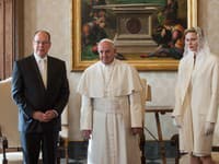Za zatvorenými dverami paláca však zďaleka nebola šťastná a komplikácie v ich vzťahu sa dali ľahko čítať práve z tváre zničenej Charlene