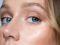Sexy Emma Drobná dokonalým stelesnením YSL ženy: Make-up artistka vás prevedie líčením krok za krokom