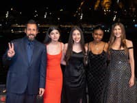 Zľava Adam Sandler, jeho dcéry Sunny a Sadie a na samom kraji Jackie Sandler