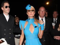 Paris Hilton ako letuška z klipu Toxic od Britney Spears