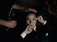 Herec Albert San Juan v úlohe Cristóbala Balenciagu