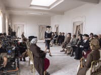 Cristóbal Balenciaga, ktorého poháňa posadnutosť kontrolou vo všetkých aspektoch života, zadefinuje svoj štýl a nakoniec sa stáva jedným z najdôležitejších svetových módnych dizajnérov
