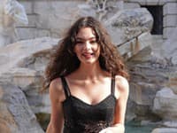 Pri natáčaní kampane v Ríme pri Fontáne di Trevi, bola Devina podobnosť s jej matkou do očí bijúca. 