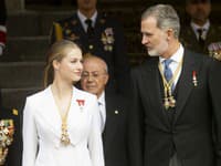 Hoci je princezná Leonor ešte len tínedžerka, počas celej prísahy pôsobila podľa médií stoicky a slávnostne. 
