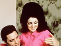 Elvis sa vraj podľa Priscilly obával, ako prijmú jeho fanúšikovia, že je z neho aj manžel a otec.