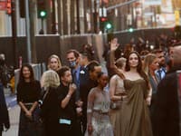 Život detí Angeliny Jolie a Brada Pitta je plný kontroverzných pravidiel