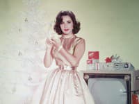 Slávnu a krásnu herečku, Elizabeth Taylor, fotoaparát zaznamenal v 50-tych rokoch aj v takejto póze a vianočnej nálade. 