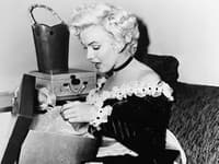 Existuje niekoľko vzácnych fotografií z Vianoc nezabudnuteľnej filmovej hviezdy a sexidolu, Marilyn Monroe. Tu je jedna z nich... 