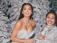 Dcéra samotnej Kim Kardashian, North West si urobila video na Tik Toku s dlhoročnou priateľkou svojej matky, Paris Hilton. 