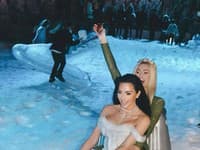 Samotná Kim si zajazdila s Paris Hilton na falošnom snehu na saniach. 
