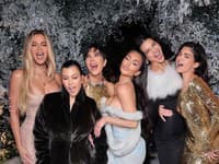 Tohtoročný vianočný večierok slávnych a výstredných Kardashianiek je už teraz nezabudnuteľný. Kto na ňom nechýbal?