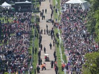 Fanúšikovia z celej Veľkej Británie a nielen z nej, sa neváhali vtedy kvôli kráľovskej svadbe zhromaždiť priamo na zámku Windsor. 