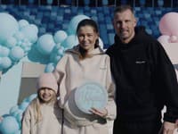 Jeden z najznámejších futbalistov po boku tejto Slovenky žiari: Na štadióne veľkolepo odhalili pohlavie bábätka!