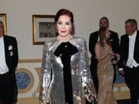 Priscilla Presley v striebornej róbe s mašľou z dielne Niny Ricci 