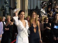 V ikonickom looku kráčala s Jennifer v roku 2003 s ňou bok po boku jej seriálová aj reálna priateľka Courteney Cox. 