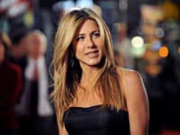 Pred 21 rokmi si obľúbená herečka, Jennifer Aniston, obliekla róbu, ktorá bola zmesou nadčasovosti, minimalizmu a elegancie. 