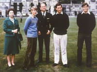 Charlesov mladší brat Andrew sa narodil vo februári 1960 a Diana v júli 1961. Vekovo si teda boli títo dvaja oveľa bližší než Diana s Charlesom. 
