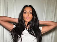 Kim Kardashian sa vracia so svojou starou legendárnou kozmetikou v novom šate. 