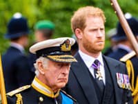 Princ Harry bol požiadaný, aby odišiel z Clarence House, kde sa jeho otec zdržuje počas liečby rakoviny. 